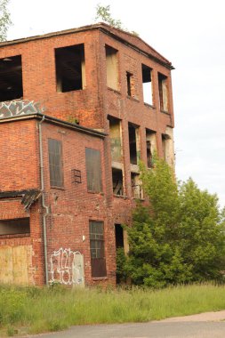 Opuszczone budynki starej fabryki w ruinie