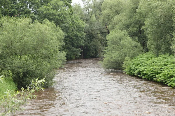 wysoki posiom wody w rzece po wielkich opadach deszczu