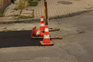 Zalanie bir anda wielkiej dziury na ustawione znaki ostrzegawcze