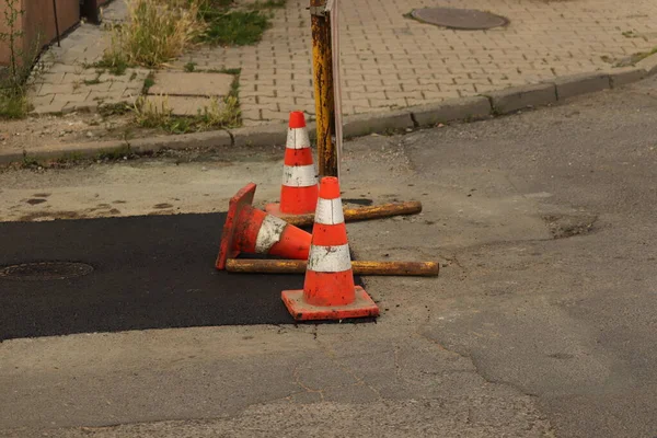 Zalanie bir anda wielkiej dziury na ustawione znaki ostrzegawcze