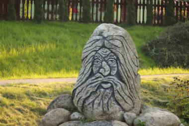 Kamienna twarz stoi przy drodze na uboczu