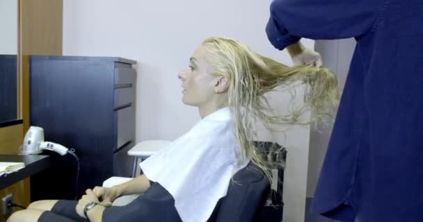 Beautiful Girl Hairdresser Washes Hair Client — Stock Video