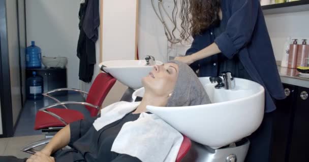 Schöne Mädchen Friseurhandtuch Zum Trocknen — Stockvideo