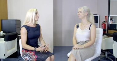 Güzel sarışın kanala röportaj veriyor.