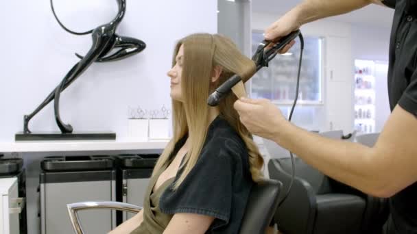 Haarstyling Mit Lockenwickler — Stockvideo