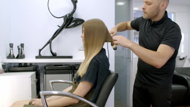 Hairdresser Curls Hair Client — Stock Video