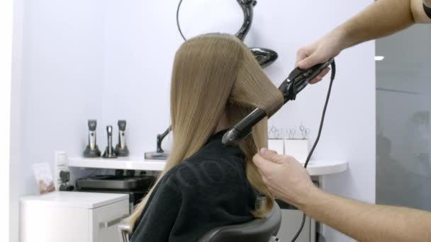 Hairdresser Curls Hair Client — Stock Video