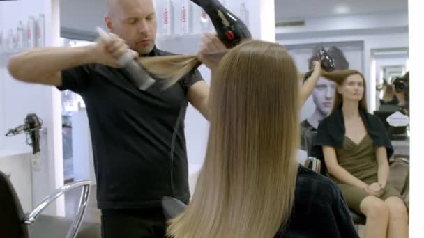 Hairdresser Dries Client Hair — Stock Video