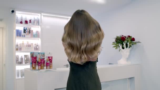 Mädchen Zeigt Schöne Haare — Stockvideo