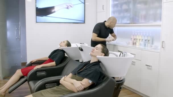 Meninas Esperando Para Lavar Cabelo — Vídeo de Stock