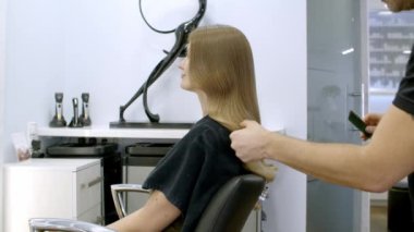 Güzel bir kızın son saç stili