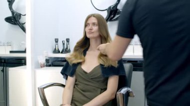 Güzel bir kızın son saç stili