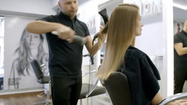 Hairdresser Dries Hair Girl Salon — Stock Video