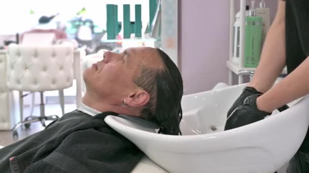 Myje Mužské Vlasy Salonu Krásy — Stock video