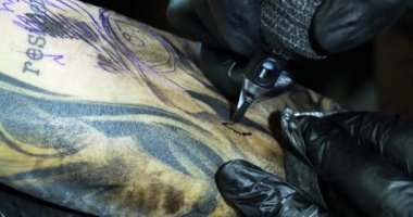 Müşterinin koluna dövme sanatçısı çizimi