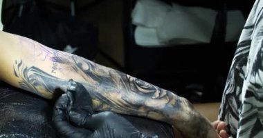 Dövme makinesi. Kuaförde fotoğraf çektiriyorlar.