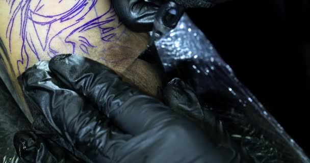 Gros Plan Tatoueur Dans Des Gants Faisant Tatouage — Video