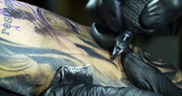 一个戴手套的纹身师进行纹身的特写 — 图库视频影像