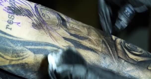Крупный План Татуировщика Перчатках Делающего Татуировку — стоковое видео