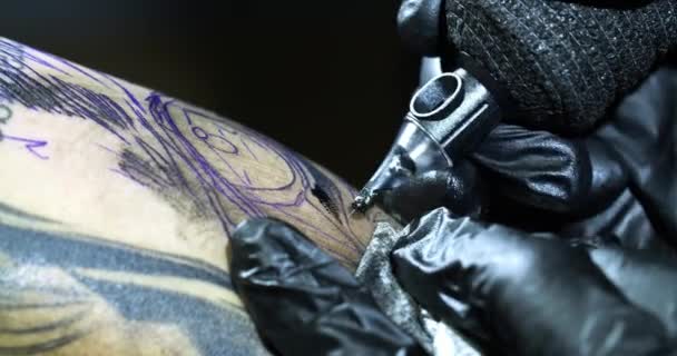 Primer Plano Tatuador Con Guantes Haciendo Tatuaje — Vídeos de Stock