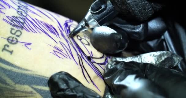 Крупный План Татуировщика Перчатках Делающего Татуировку — стоковое видео