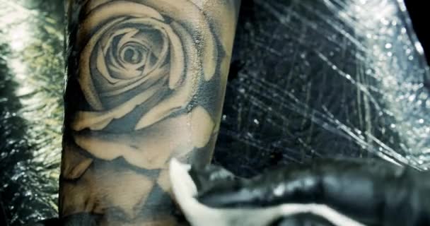 Artista Profesional Del Tatuaje Hace Tatuaje Una Mano Chicas Jóvenes — Vídeos de Stock