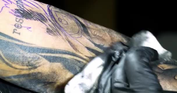 Professionele Tattoo Artiest Maakt Een Tatoeage Een Jonge Meisjes Hand — Stockvideo