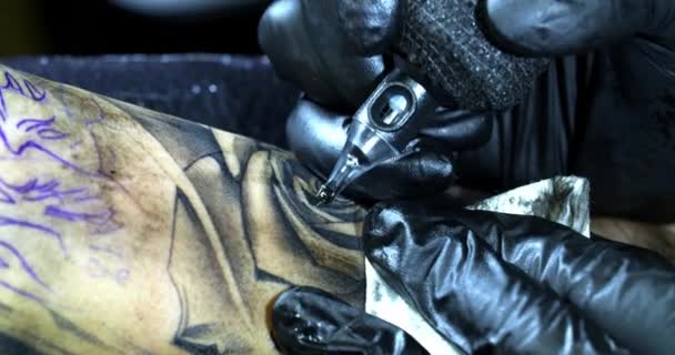 Professionele Tattoo Artiest Maakt Een Tatoeage Een Jonge Meisjes Hand — Stockvideo