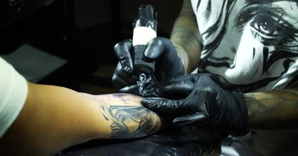 Tatuagem Artista Desenho Braço Cliente — Vídeo de Stock