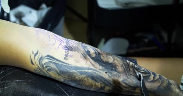 Tatueringskonstnär Ritning Arm Klient — Stockvideo
