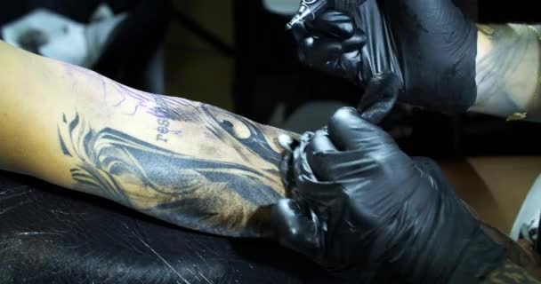 Tetováló művész rajz kar az ügyfél