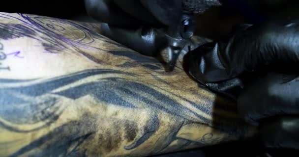 Tattooist Tekent Een Patroon Klanten Arm — Stockvideo