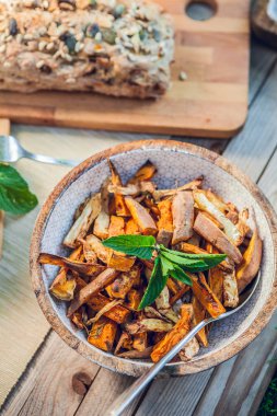 ızgara tatlı patateslerin üzerine Ahşap Bahçe masa kase