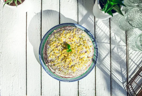 Uma Excelente Torta Cenoura Caseira Uma Mesa Rústica Jardim Branco — Fotografia de Stock