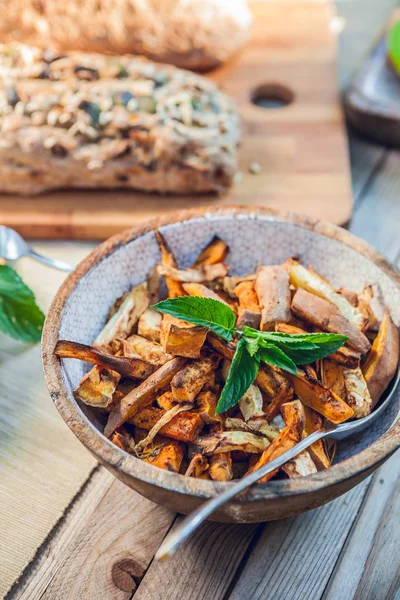 Ciotola Patate Dolci Alla Griglia Tavolo Giardino Legno — Foto Stock