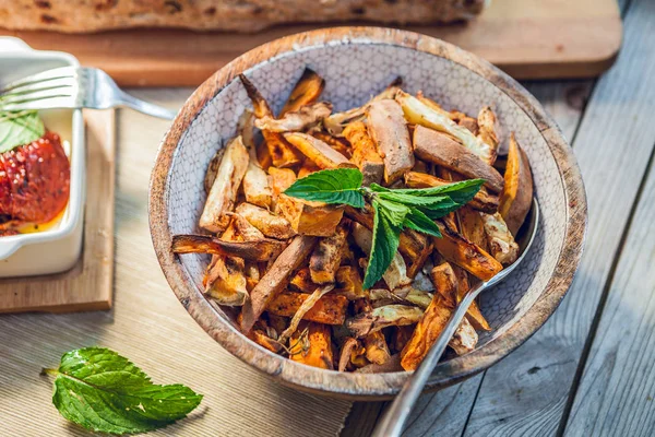 Tigela Batatas Doces Grelhadas Uma Mesa Jardim Madeira — Fotografia de Stock