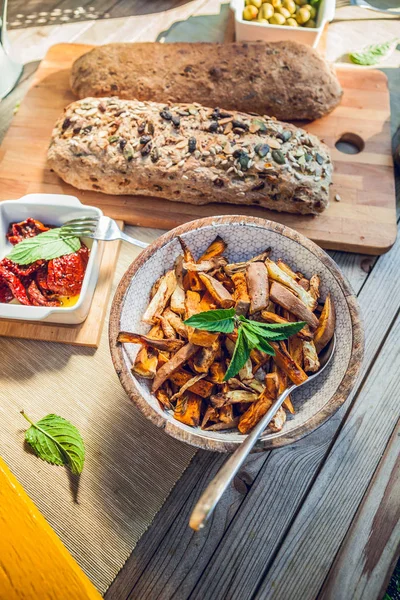 Schüssel Mit Gegrillten Süßkartoffeln Auf Einem Hölzernen Gartentisch — Stockfoto