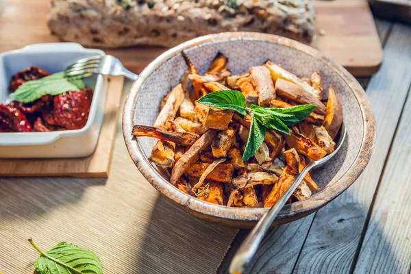 Tigela Batatas Doces Grelhadas Uma Mesa Jardim Madeira — Fotografia de Stock