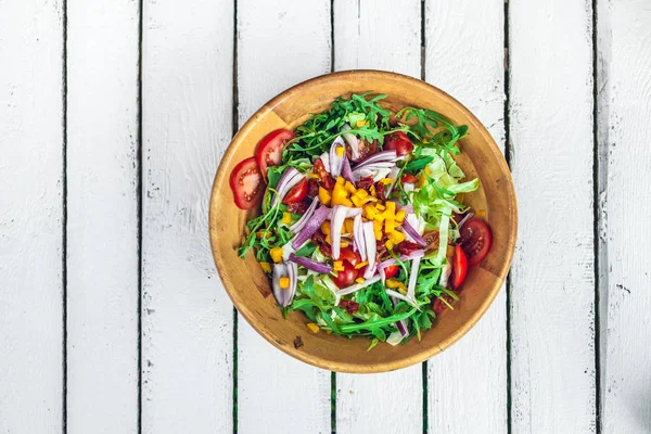 Frischer Bunter Gemüsesalat Auf Einem Weißen Holztisch — Stockfoto