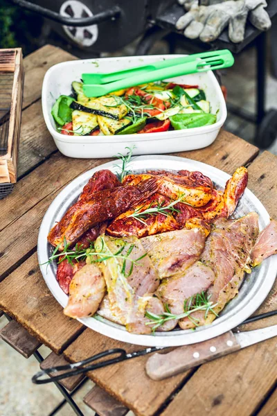 Carne Marinada Preparada Para Uma Festa Churrasqueira Com Amigos — Fotografia de Stock