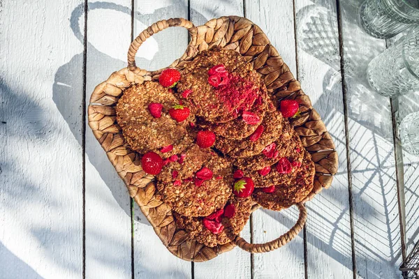 Gesunde Hausgemachte Erdbeeren Kekse Aus Haferflocken Auf Einem Weißen Garten lizenzfreie Stockfotos