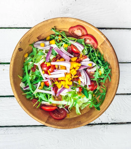 Frischer Bunter Gemüsesalat Auf Einem Weißen Holztisch lizenzfreie Stockbilder