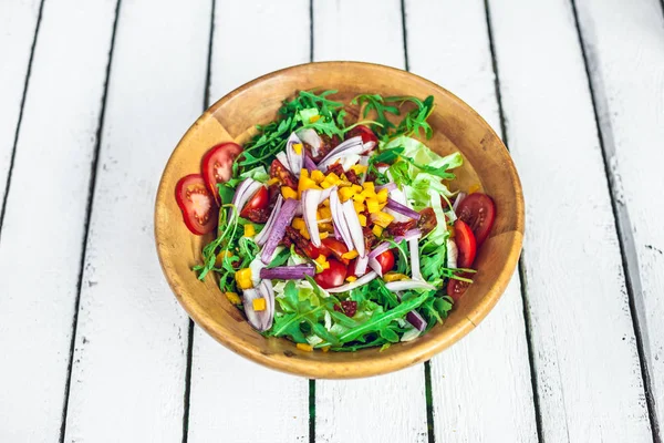 Frischer Bunter Gemüsesalat Auf Einem Weißen Holztisch Stockbild