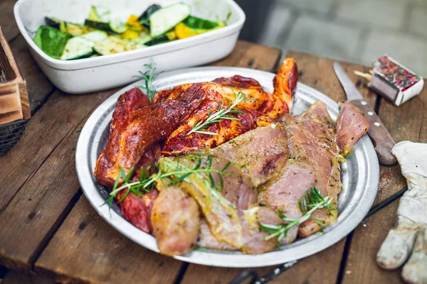 Mariniertes Fleisch Für Eine Grillparty Mit Freunden Zubereitet Stockfoto