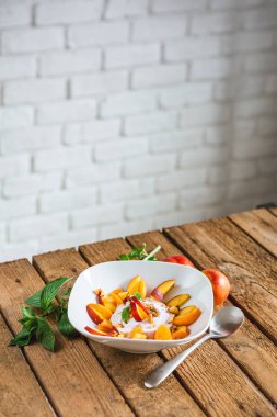 sabah kahvaltı meyve ve yoğurt ahşap tablo