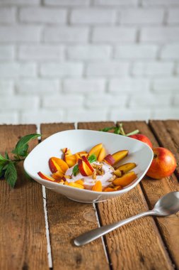 sabah kahvaltı meyve ve yoğurt ahşap tablo