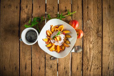 sabah kahvaltı meyve ve yoğurt ahşap tablo