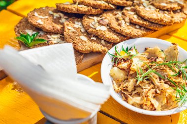 sağlıklı ev yapımı çilek bisküvi yulaf gevreği Beyaz Bahçe rustik turuncu masaya koydu