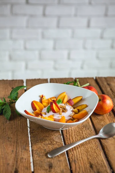 Café Manhã Com Frutas Iogurte Mesa Madeira — Fotografia de Stock