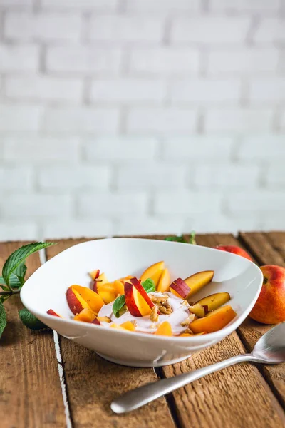 木製のテーブルにヨーグルトとフルーツの朝食 — ストック写真